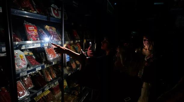 民众涌向超市抢购食品和饮用水